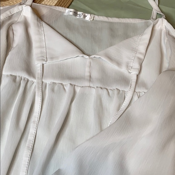 FLOWY WHITE COLD SHOULDER TOP!! - Picture 6 of 9